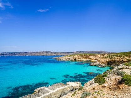 In caicco per scoprire l’esclusività di Comino e la sua laguna blu